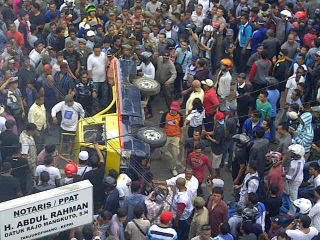 Sehari 4 Kali Padam, Ribuan Masyarakat Tanjungpinang Rusak Kantor PLN