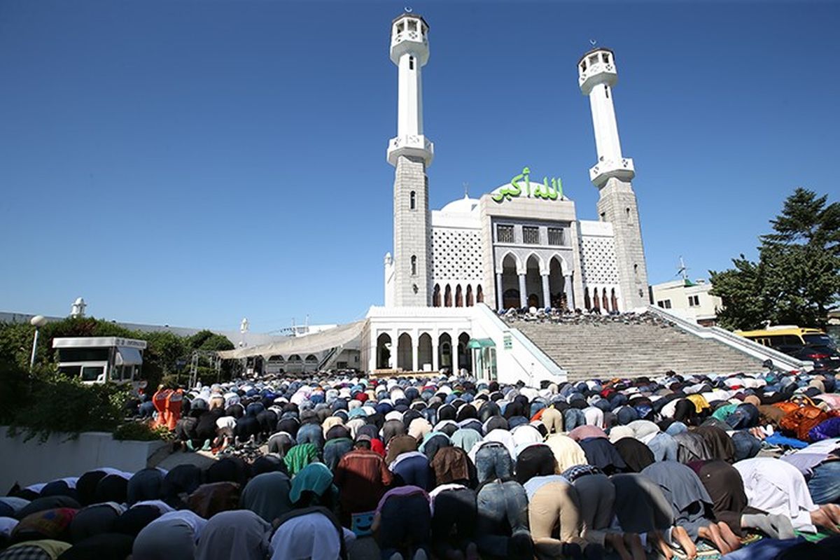 Umat Muslim Korea tengah beribadah di Masjid Pusat Seoul yang dibangun pada 1976 di Itaewon, Seoul, Korea Selatan. (Foto: Korea.net/Kim Sunjoo)