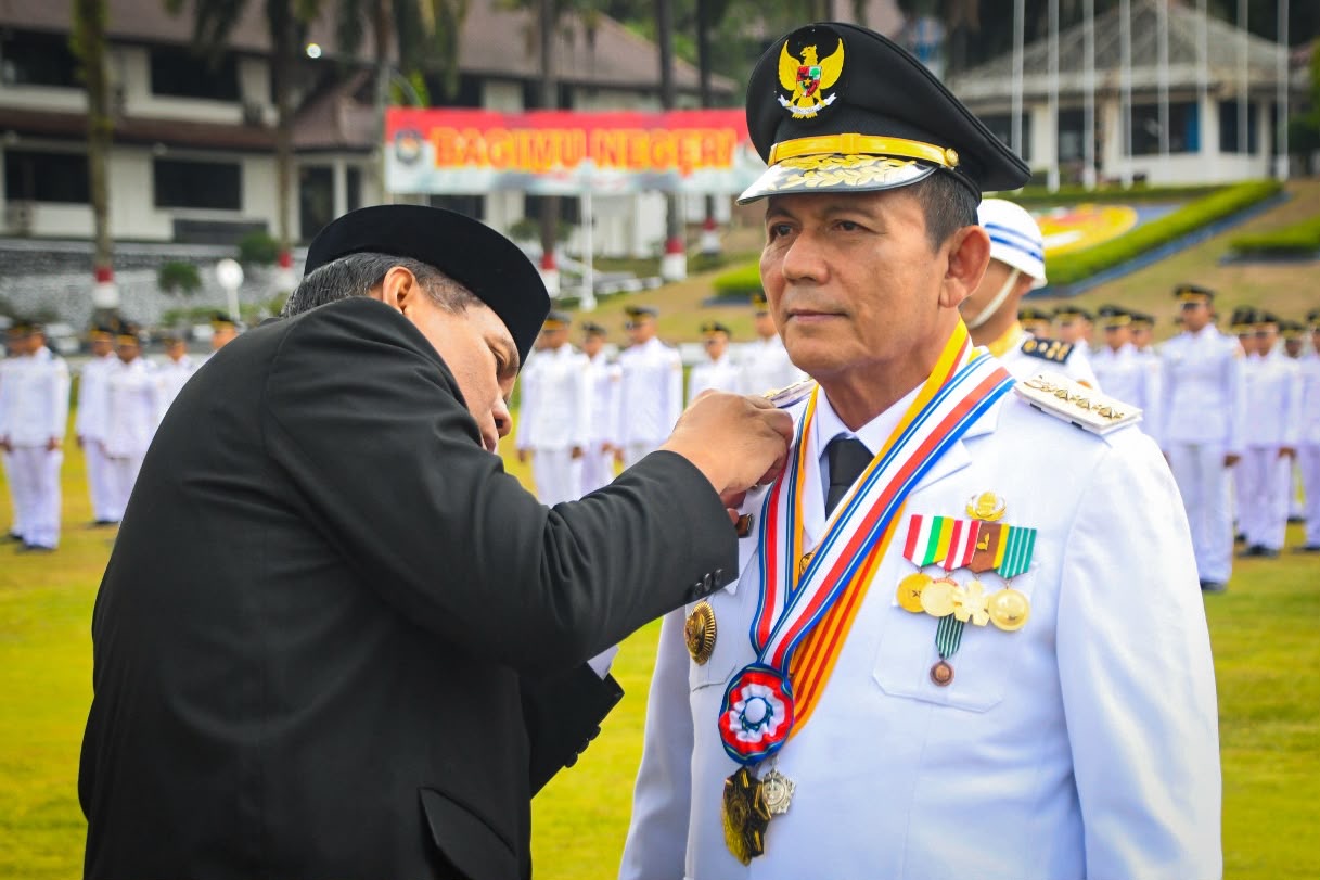 Gubernur Ansar Ahmad Terima Penghargaan Kartika Pamong Praja Madya dari IPDN