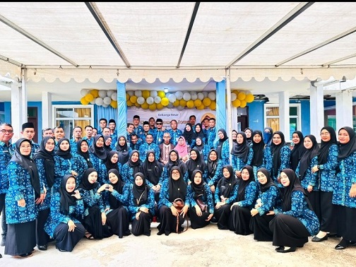 Lurah Letung, Febrina Devi Siregar, bersama jajaran staf menyampaikan ucapan selamat purna tugas kepada Suryani, staf Kantor Camat Jemaja, Kabupaten Kepulauan Anambas, Selasa (13/10/2026).