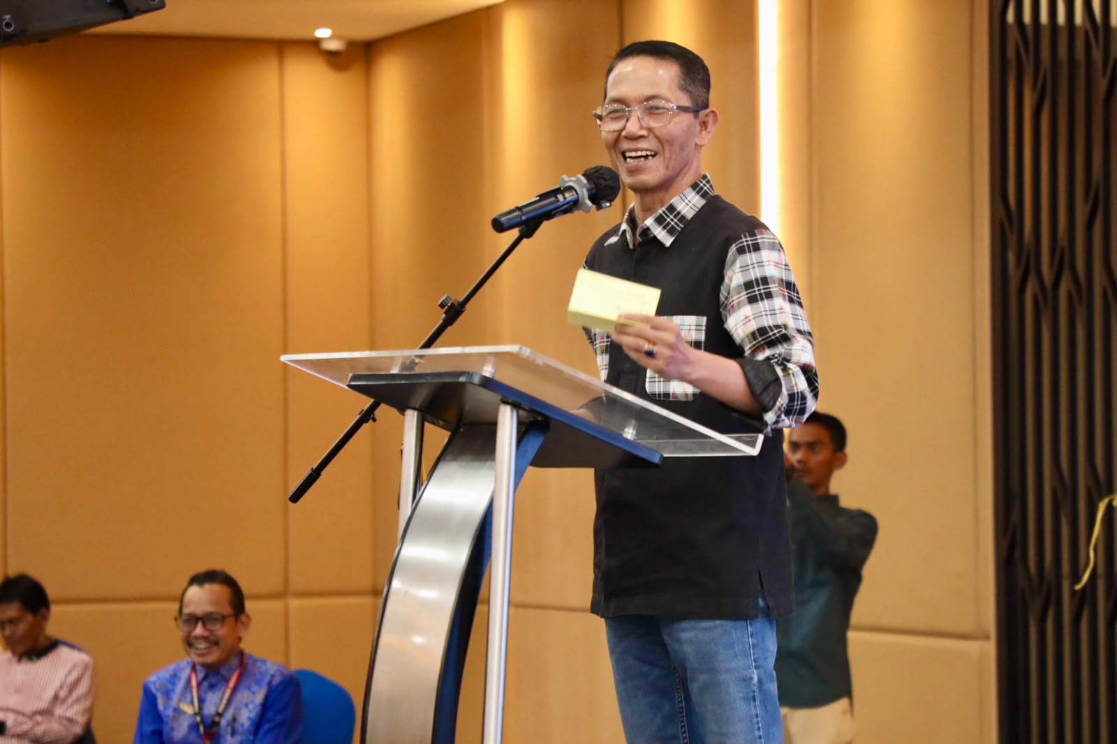 Wali Kota Batam, Amsakar Achmad, menyampaikan sambutan saat menghadiri silaturahmi bersama RT, RW, LPM se-Kecamatan Lubuk Baja di Ballroom Hotel AP Premier, Jumat (16/10/2026) malam. 