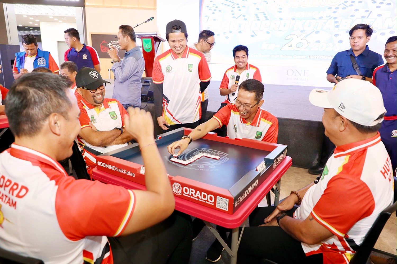 Wali Kota Batam, Amsakar Achmad, berpasangan dengan Komandan Kodaeral IV, Laksda TNI Berkat Widjanarko, saat Kejuaraan Olahraga Domino dalam rangka memperingati HUT ke-26 DPRD Kota Batam di One Batam Mall, Batam Center, Senin (19/10/2026). 