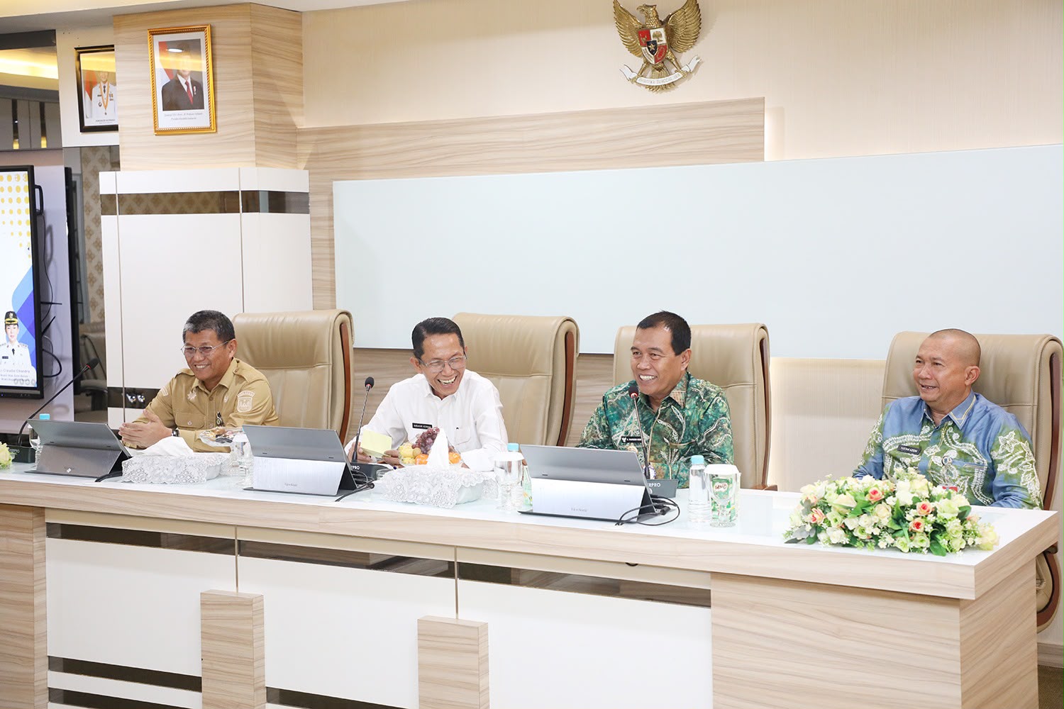 Wali Kota Batam, Amsakar Achmad, didampingi Sekda Batam, Firmansyah, menyambut kunjungan Forkopimda Kabupaten Hulu Sungai Selatan di Kantor Wali Kota Batam, Senin (19/10/2026). 