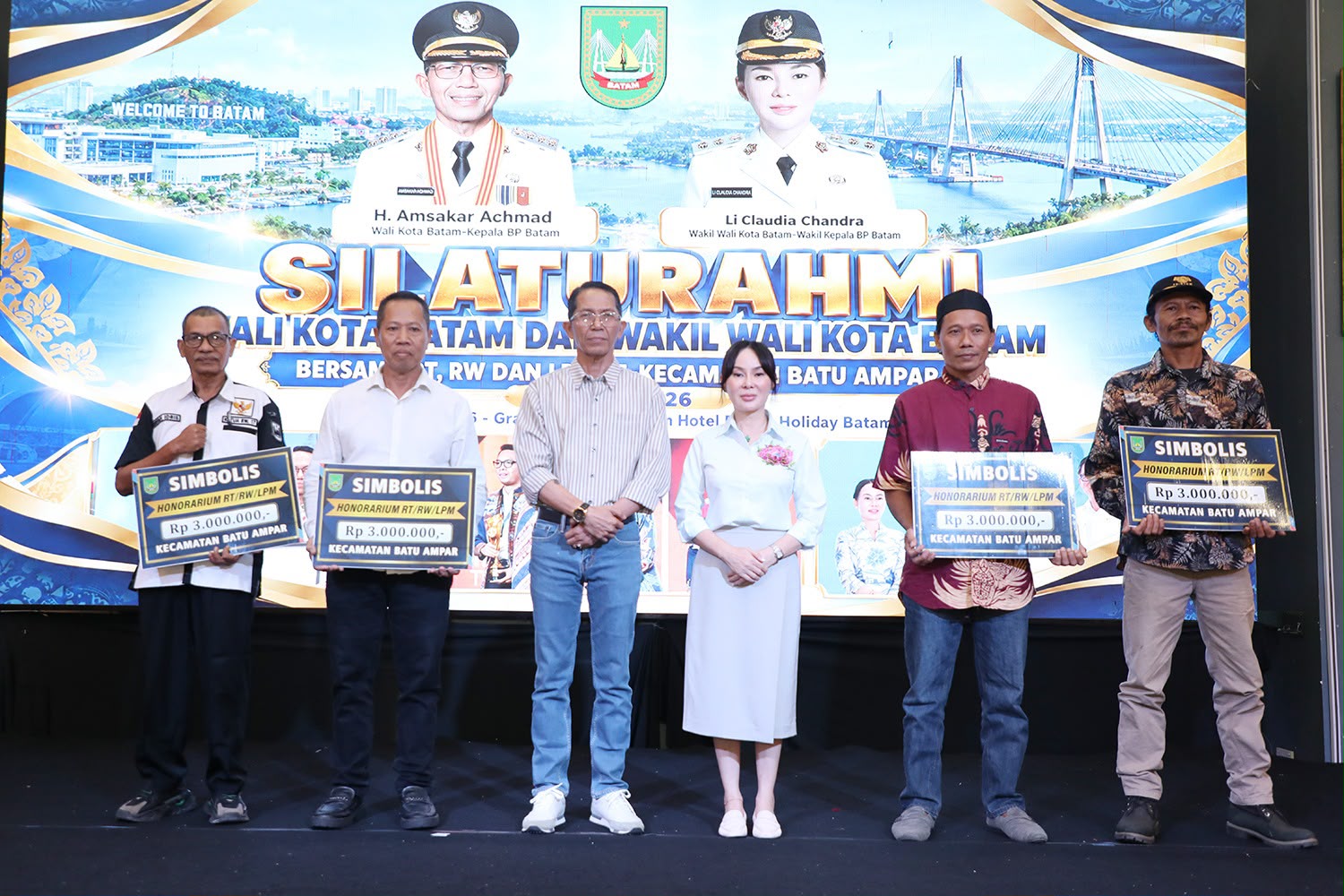 Wali Kota Batam, Amsakar Achmad, bersama Wakil Wali Kota Batam, Li Claudia Chandra, menyapa warga Batu Ampar saat silaturahmi RT, RW, dan LPM se-Kecamatan Batu Ampar di Hotel Planet Holiday, Senin (19/10/2026). 