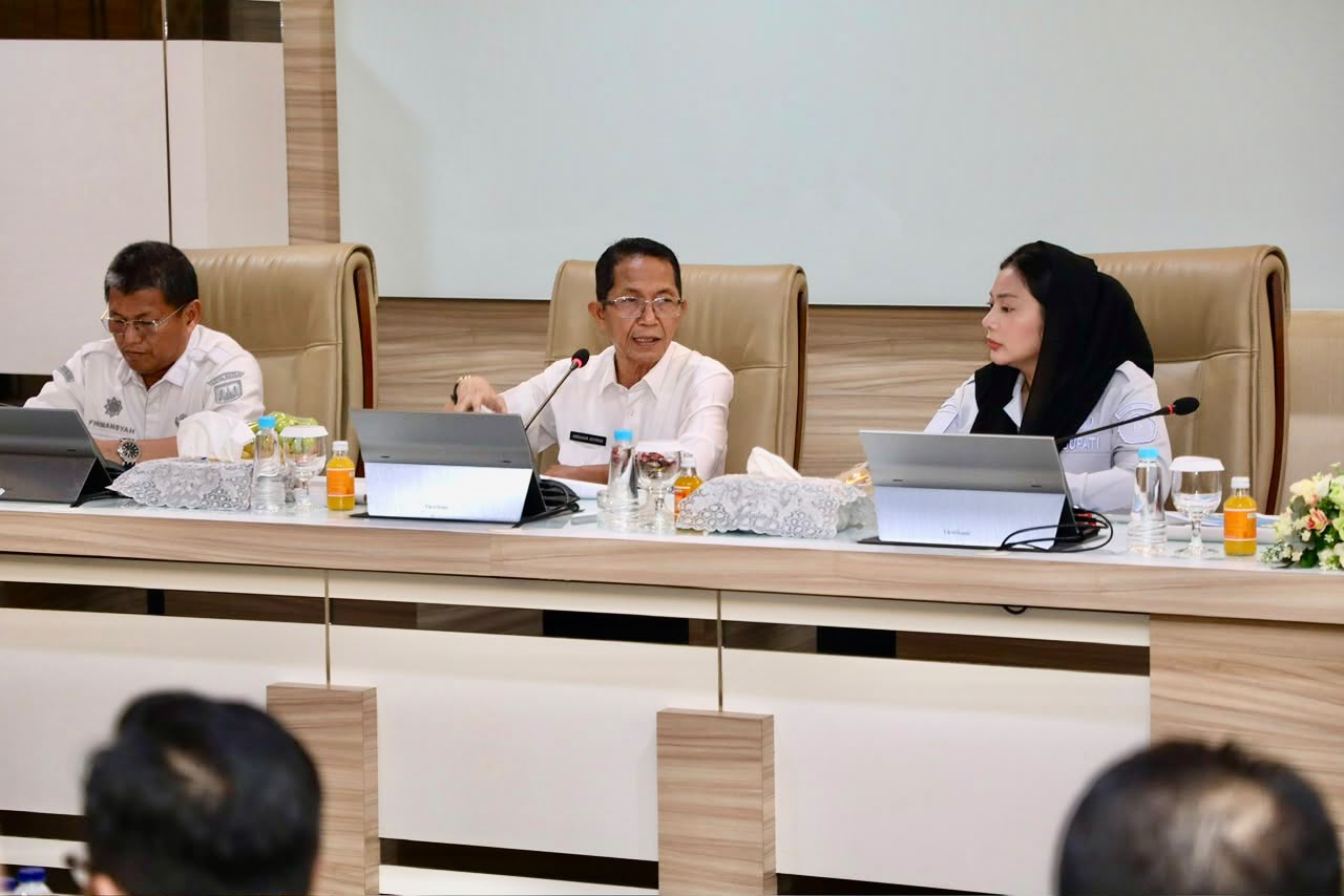 Wali Kota Batam, Amsakar Achmad, berbincang dengan Bupati Brebes, Paramitha Widya Kusuma, usai pertemuan di Kantor Wali Kota Batam, Selasa (20/10/2026).