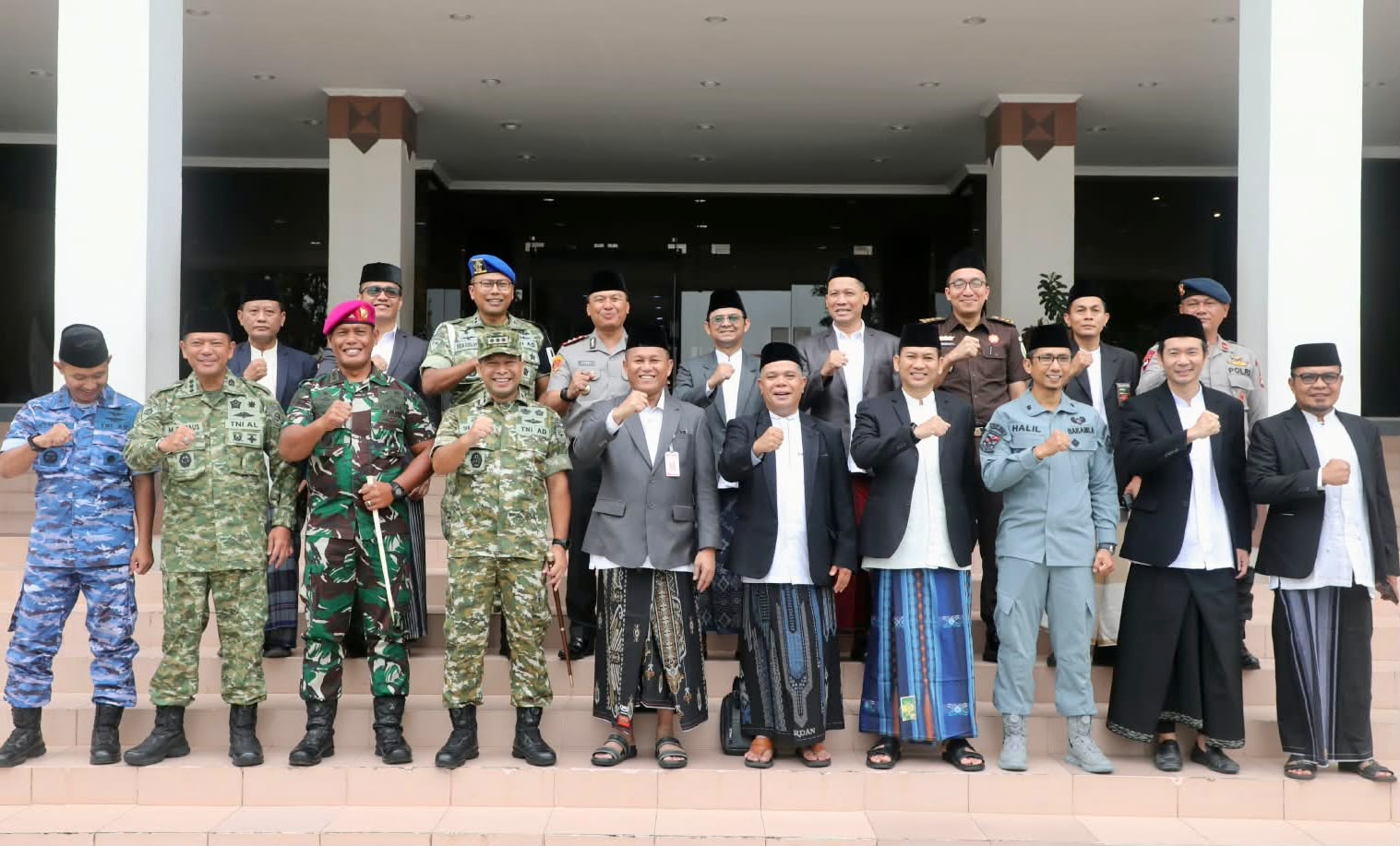 Sekda Batam, Firmansyah, saat menjadi inspektur upacara HSN 2026 di Dataran Engku Putri Batamcentre, Kamis (22/10/2026). 