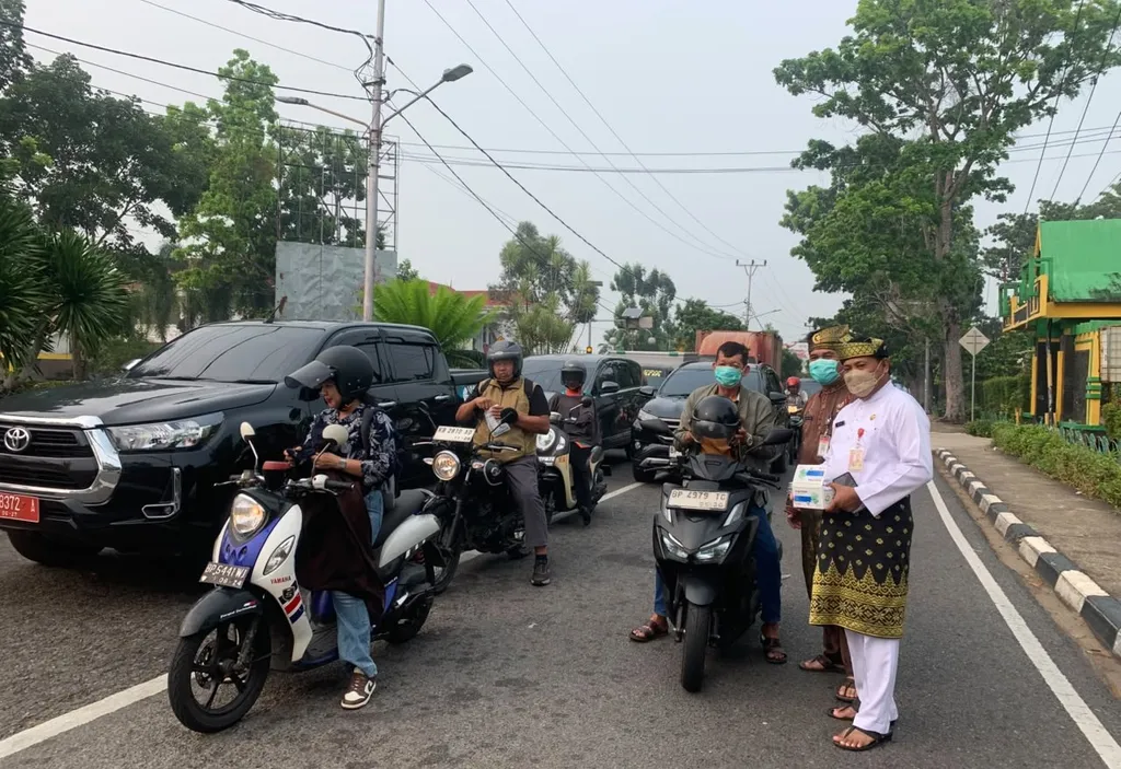 Dinas Kesehatan dan BPBD Tanjungpinang Bagikan Masker Gratis